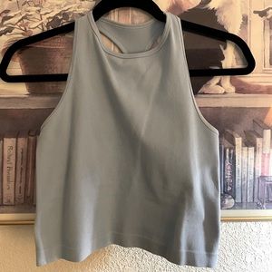 really cute cropped tank!!🤍